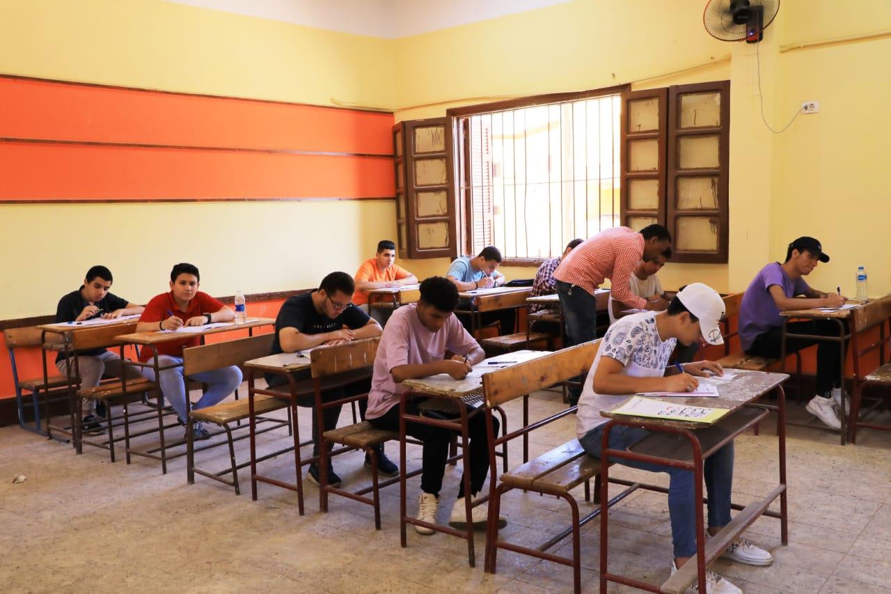 بالصور..انتظام طلاب الثانوية العامة داخل اللجان وسط اجراءات امنية مشددة