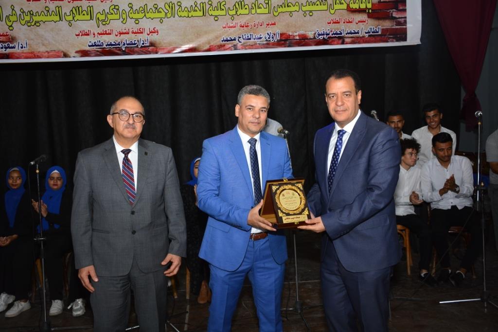 رئيس جامعة أسيوط يشهد مراسم حفل تنصيب مجلس اتحاد طلاب كلية الخدمة الاجتماعية وتكريم الأنشطة الطلابية
