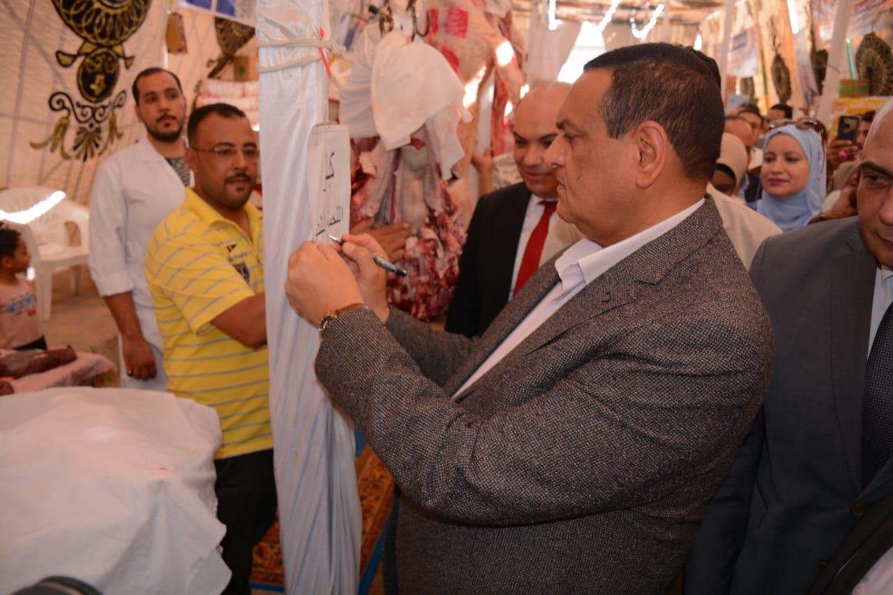محافظ البحيرة يفتتح معرض السلع الغذائية واللحوم بالأسعار المخفضة بمدينة حوش عيسى‎‎