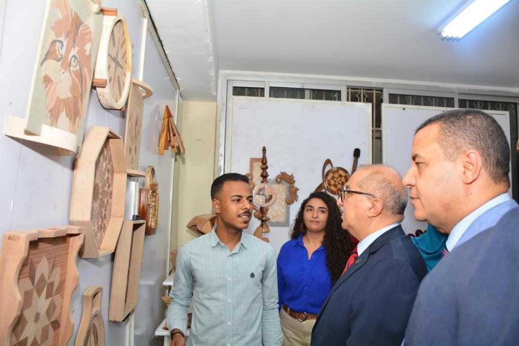 رئيس جامعة أسيوط يشهد افتتاح المعرض السنوي لقسمي التربية الفنية بكلية التربية النوعية