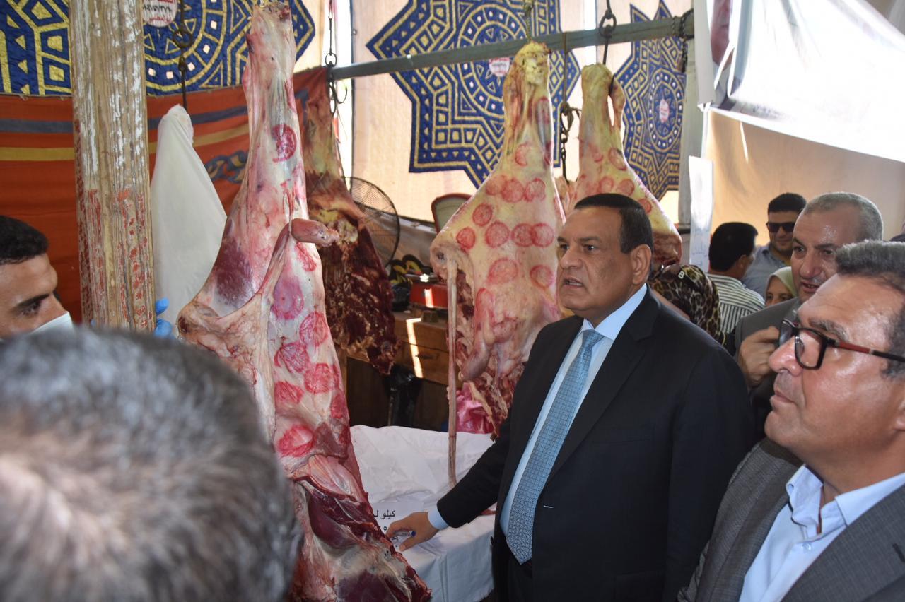 محافظ البحيرة يفتتح معرض المواد الغذائية واللحوم بالأسعار المخفضة بأبو المطامير. 