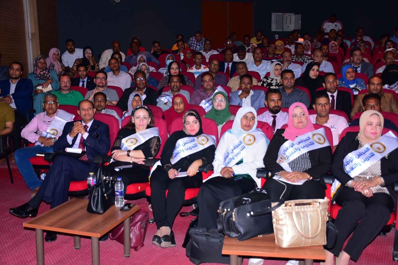 بدء تدريب 235 موظف في دورة الدراسات الاستراتيجية والامن القومي بالأقصر‎‎