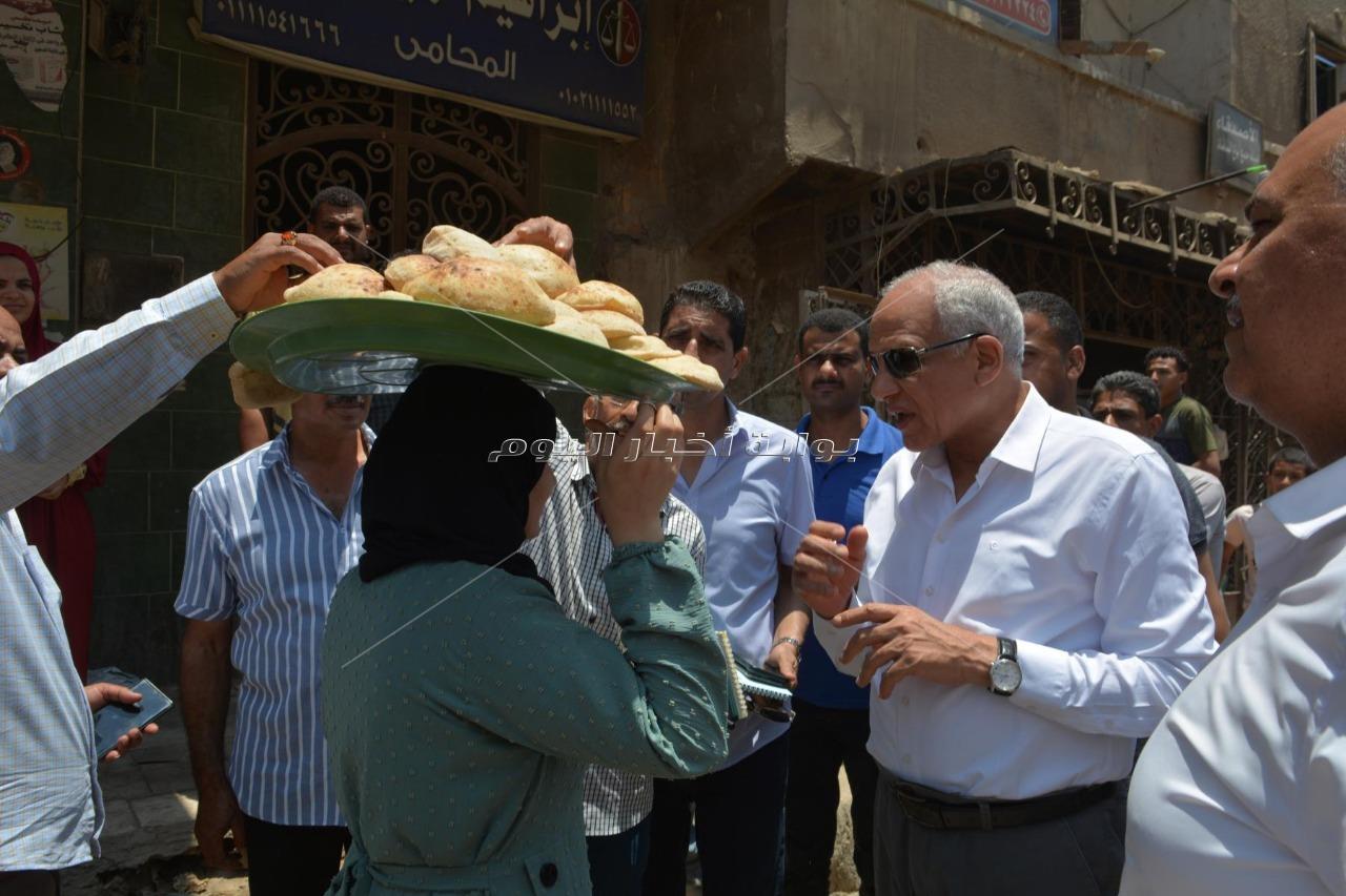 محافظ الجيزة يفاجئ المخابز بالطالبية ويراجع وزن رغيف الخبر