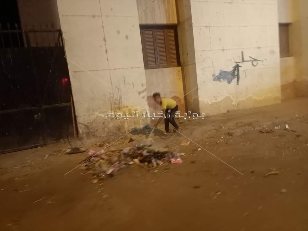 نظير مساعدته في نظافة المدينة .. أنور يكرم الطفل المثالي بدشنا