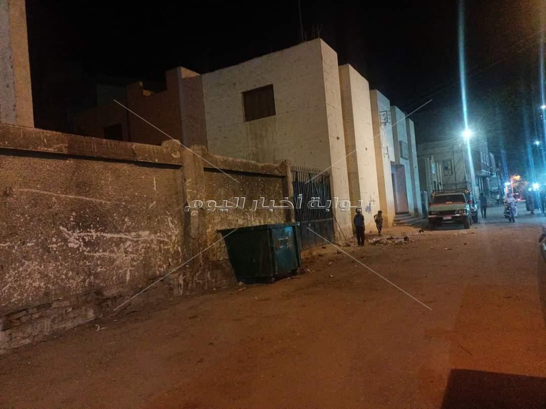 نظير مساعدته في نظافة المدينة .. أنور يكرم الطفل المثالي بدشنا