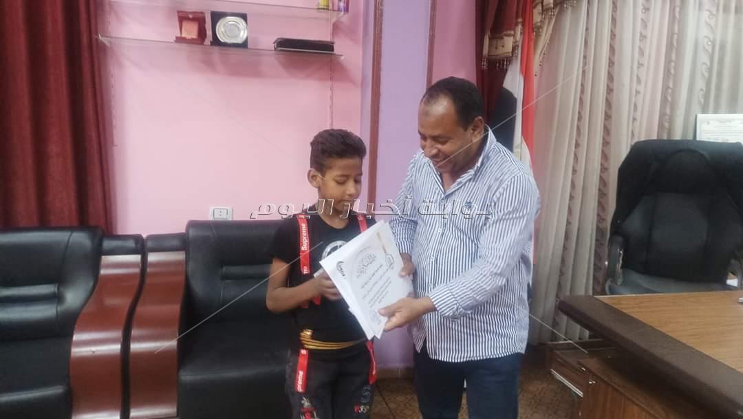 نظير مساعدته في نظافة المدينة .. أنور يكرم الطفل المثالي بدشنا
