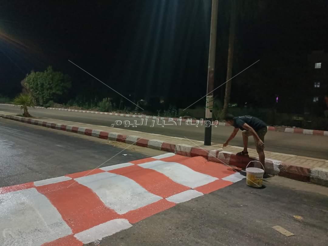بسواعد أبناء دشنا.. طلاء مطبات طريق مصر أسوان بمدينة لتفادي وقوع حوادث
