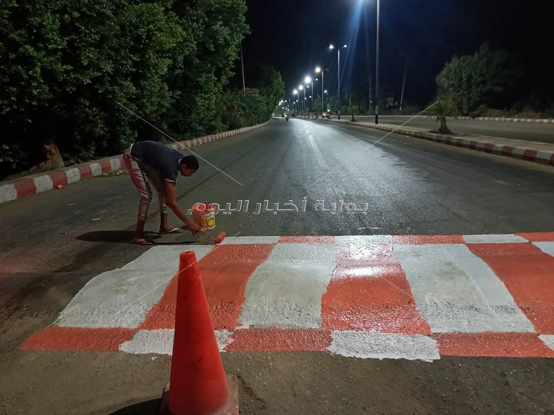 بسواعد أبناء دشنا.. طلاء مطبات طريق مصر أسوان بمدينة لتفادي وقوع حوادث