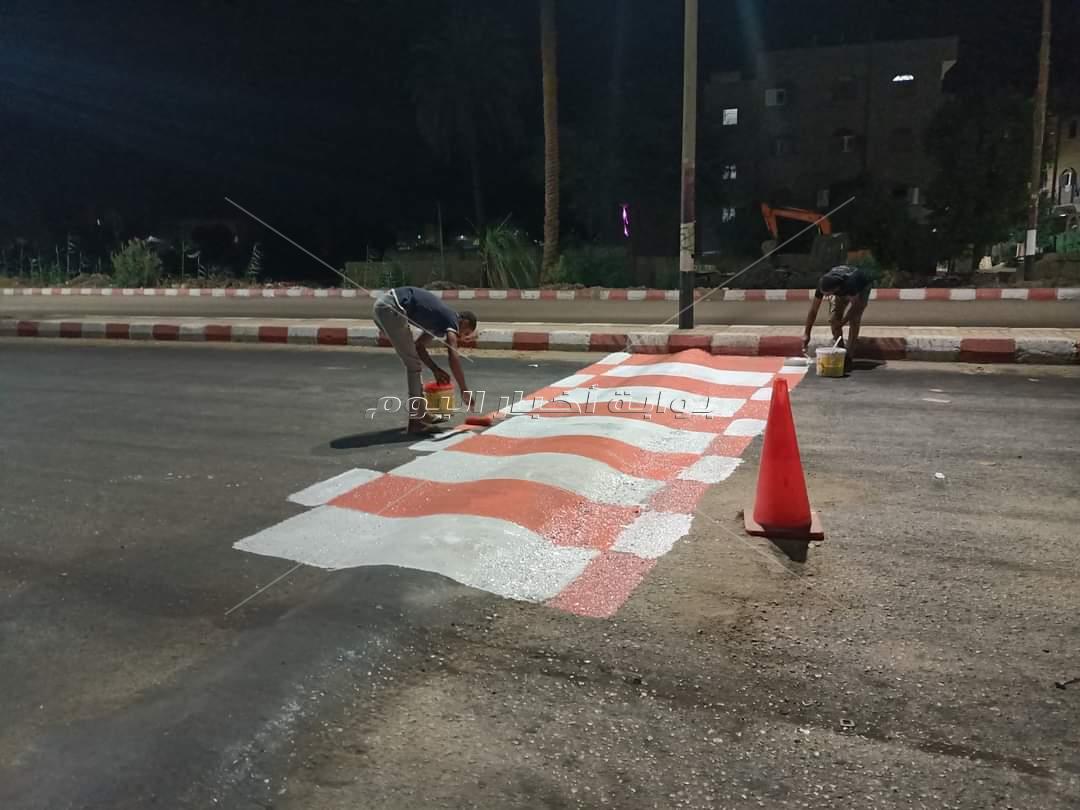 بسواعد أبناء دشنا.. طلاء مطبات طريق مصر أسوان بمدينة لتفادي وقوع حوادث