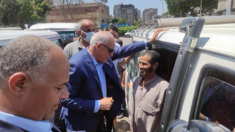 محافظ الجيزة يُفاجئ مواقف السرفيس بالمريوطية وميدان الجيزة والسودان