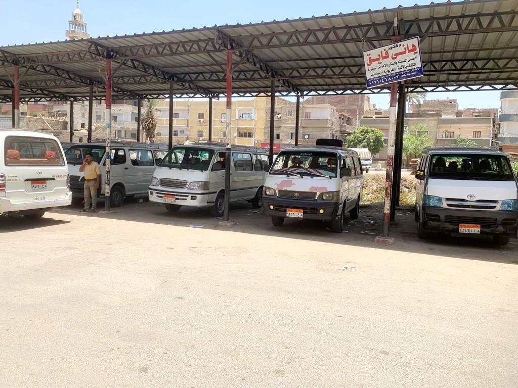 محافظ سوهاج يتابع مع رؤساء الوحدات المحلية انتظام العمل بمواقف السيارات ومحطات الوقود