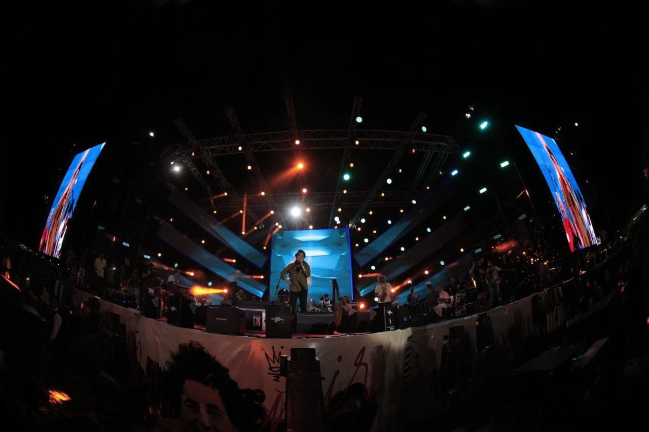 سر بكاء «الكينج منير» في حفله بالإسكندرية وسط آلاف من جمهوره