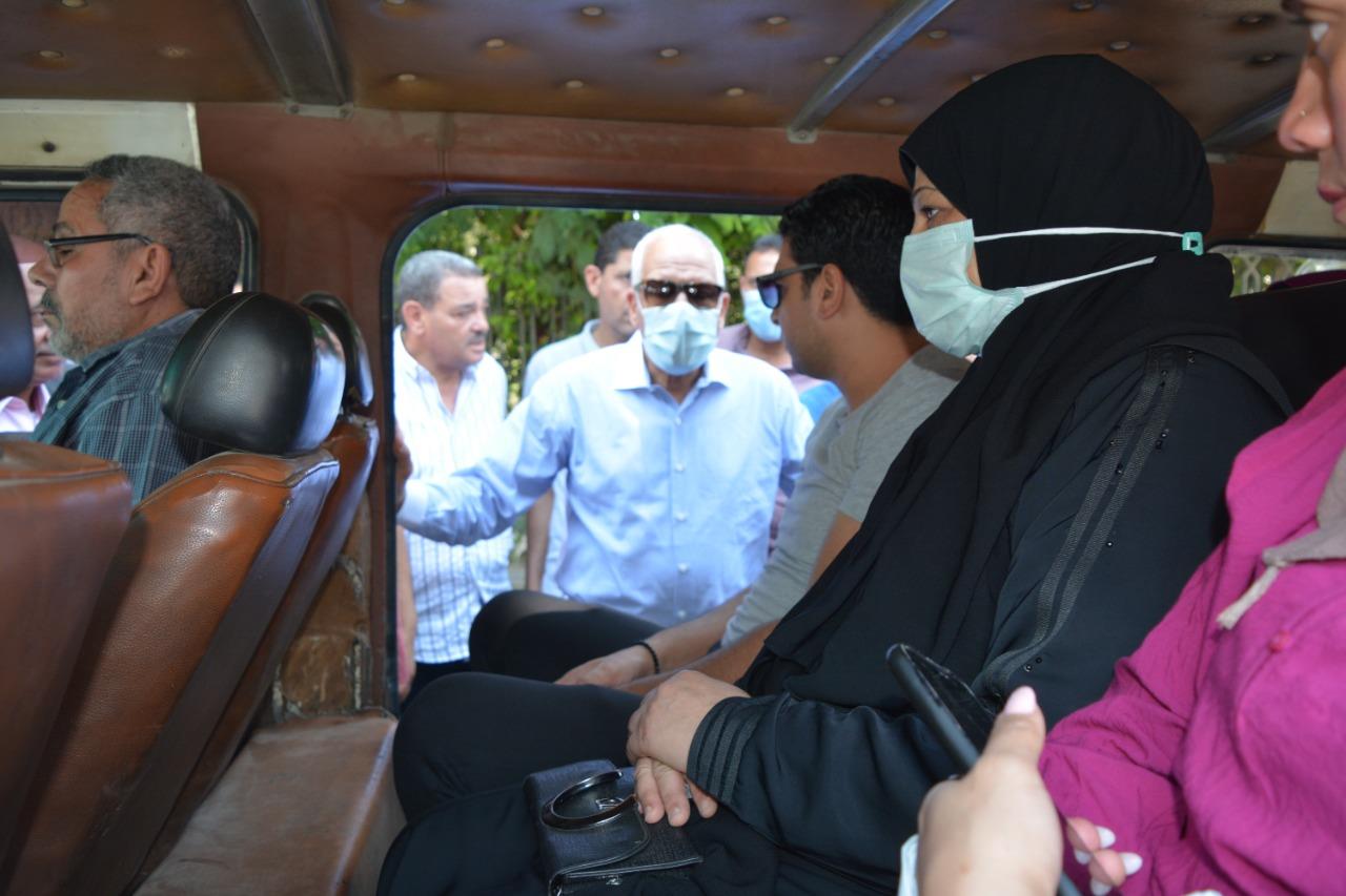 محافظ الجيزة يستوقف سيارات السرفيس والنقل الجماعي للتأكد من المواطنين عن الأجرة المحصلة