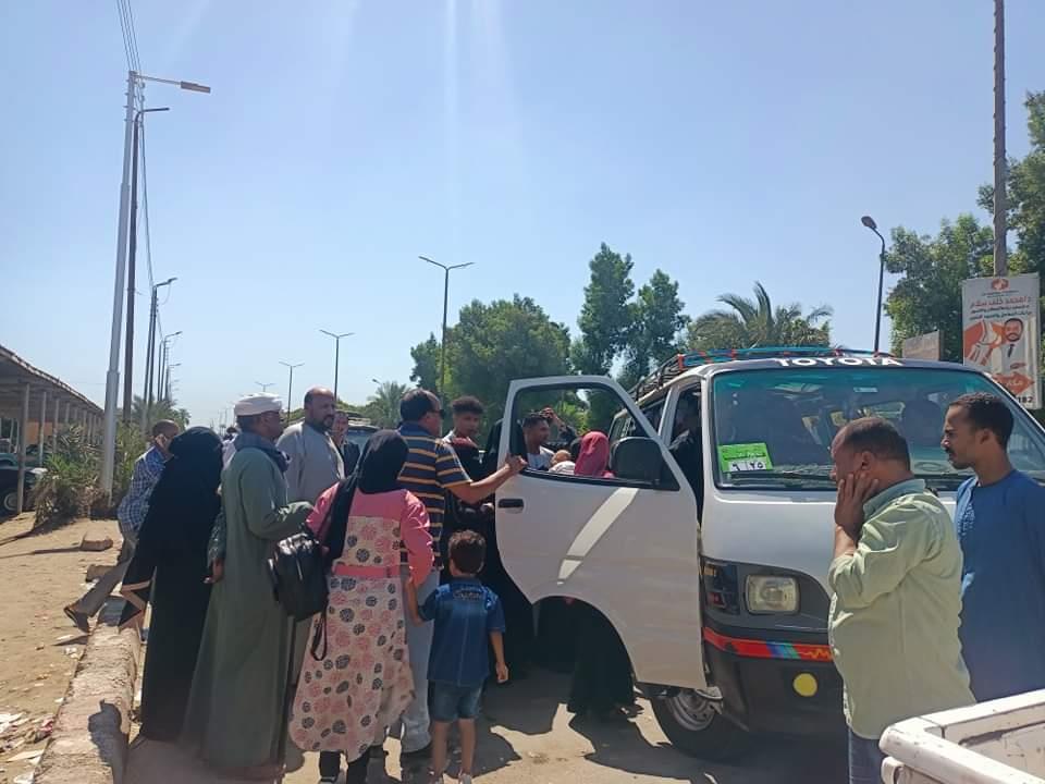 محافظ الجيزة يستوقف سيارات السرفيس والنقل الجماعي للتأكد من المواطنين عن الأجرة المحصلة
