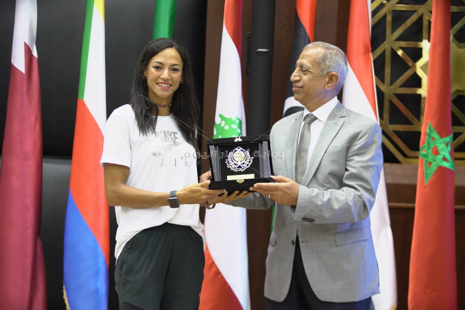 رئيس الأكاديمية العربية للنقل يكرم العداءة بسنت حميدة