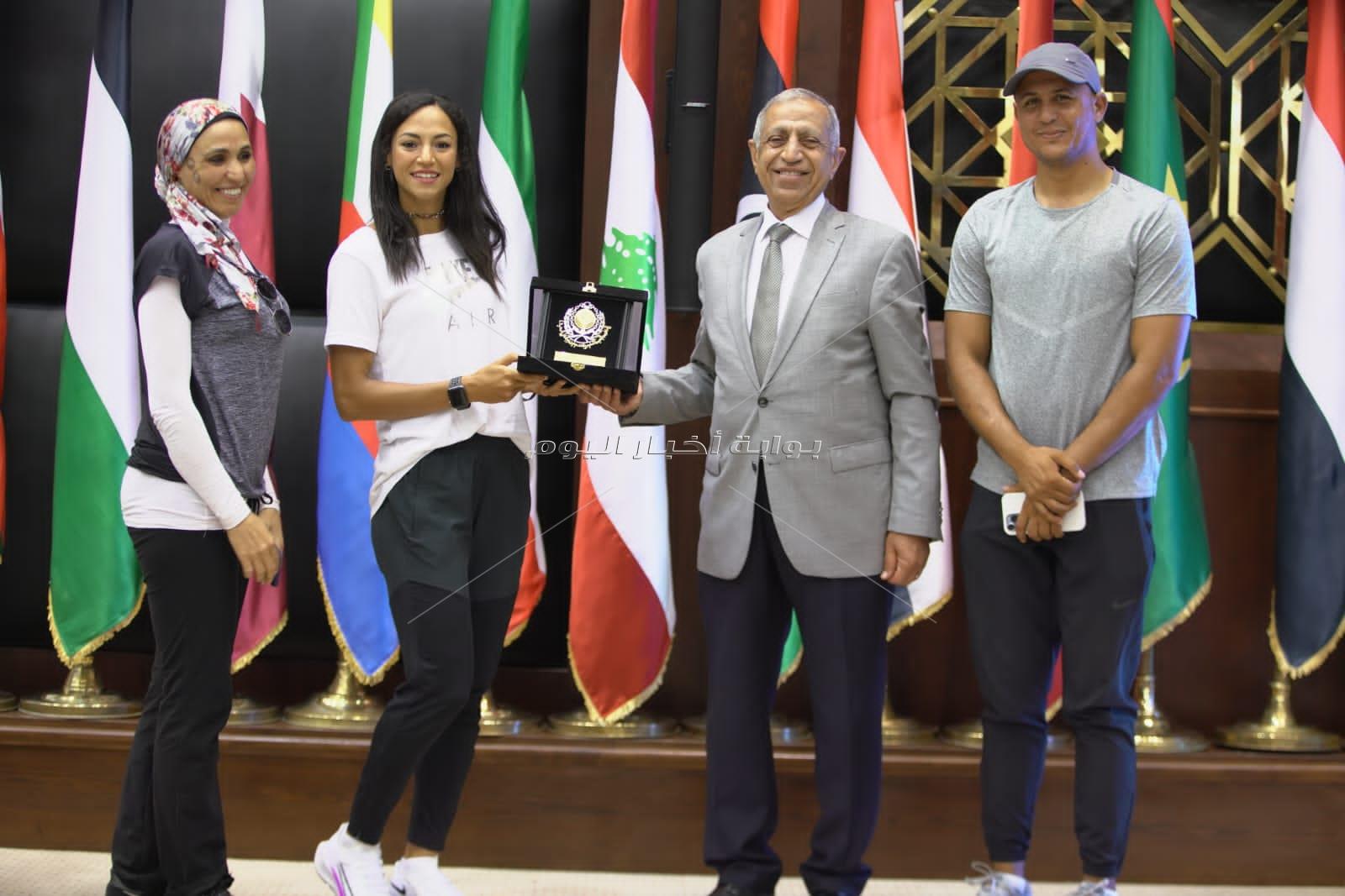 رئيس الأكاديمية العربية للنقل يكرم العداءة بسنت حميدة