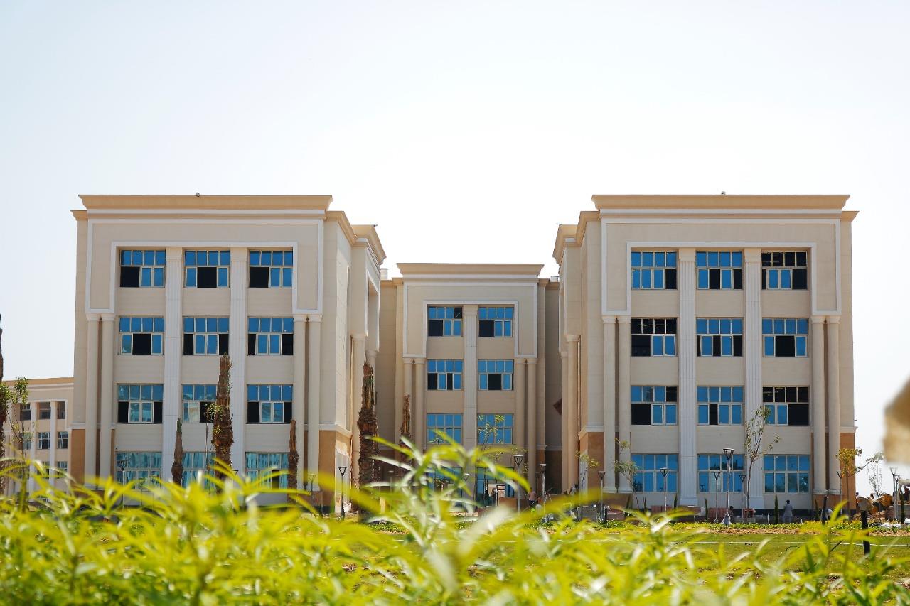 القائم بأعمال رئيس جامعة المنصورة يتفقد الجامعة الأهلية ومشروع ساحة الأعلام والمسرح المفتوح