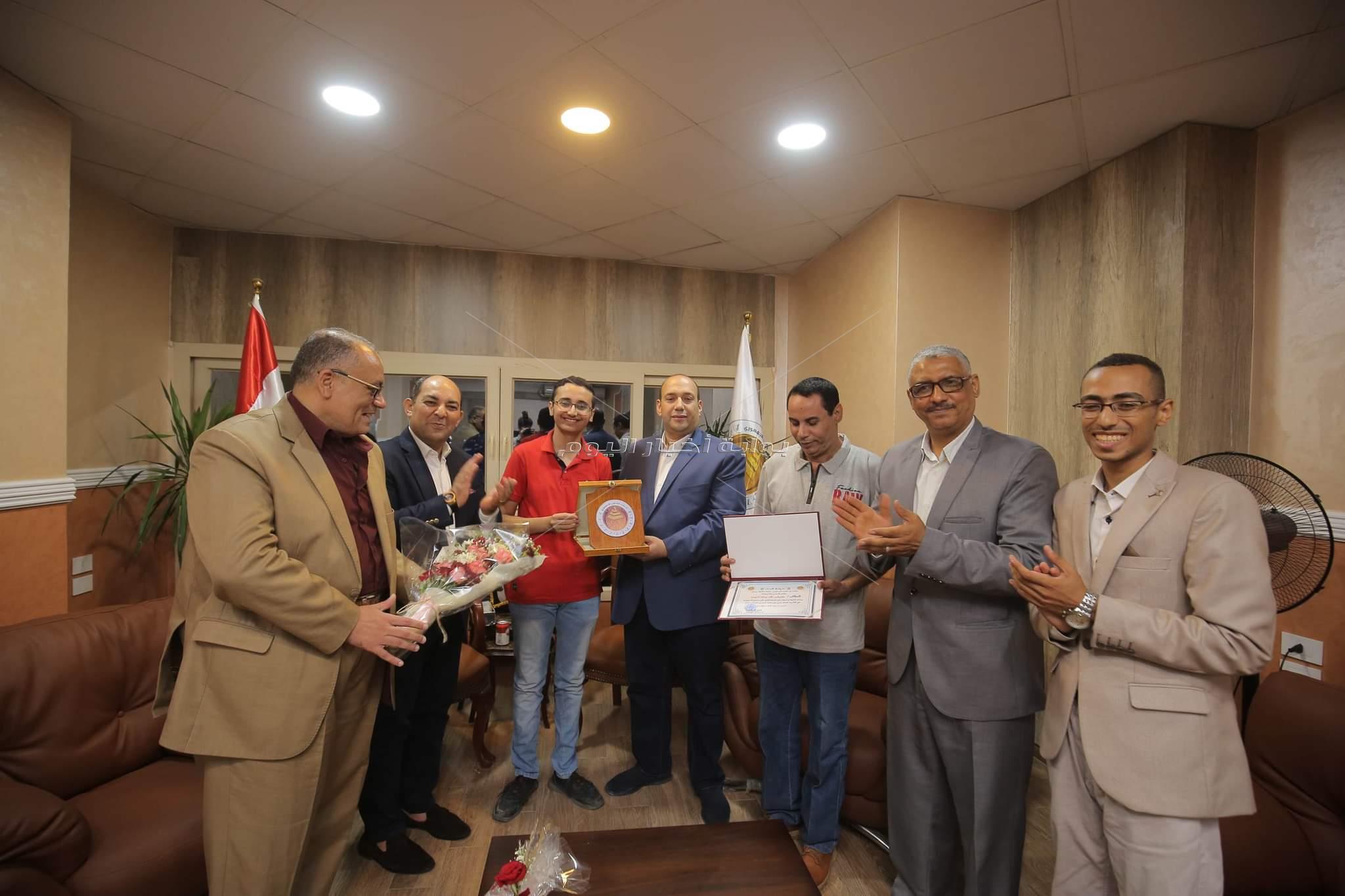 حزب الشعب الجمهوري بسوهاج يكرم أوائل الثانوية العامة من أبناء المحافظة 