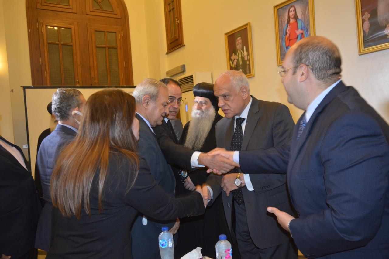 محافظ الجيزة يقدم واجب العزاء فى ضحايا كنيسة أبى سيفين