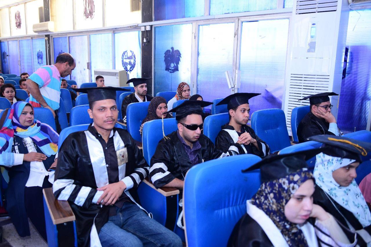 رئيس جامعة سوهاج يشهد حفل تخرج الدفعة 17 لذوي الإعاقة بمركز نور البصيرة 
