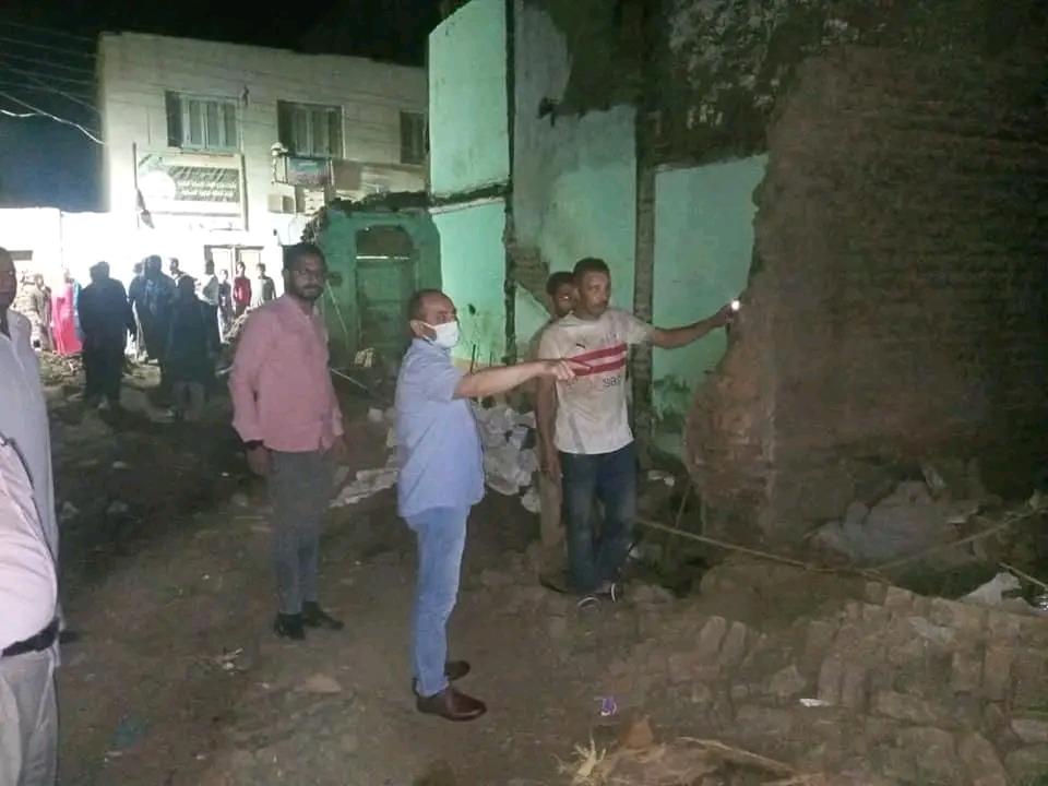 السكرتير العام والمساعد يعينان انهيار منزل بقرية مسارة بحضور رئيس المركز والإدارة الهندسية 