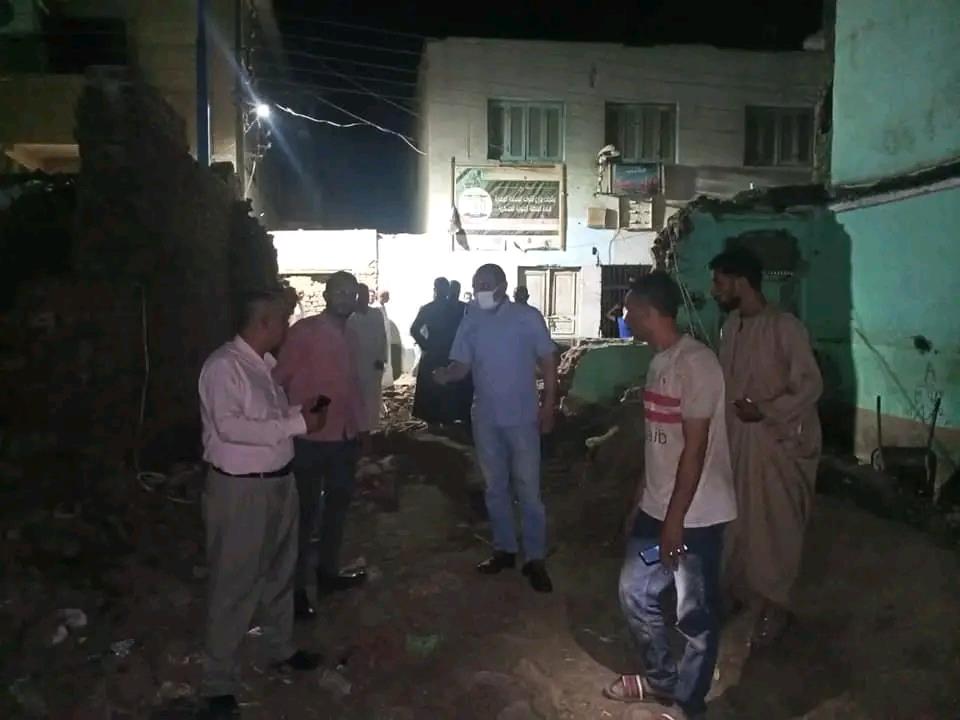السكرتير العام والمساعد يعينان انهيار منزل بقرية مسارة بحضور رئيس المركز والإدارة الهندسية 