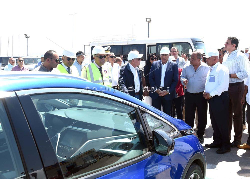 رئيس الوزراء يتفقد محطتي شحن سيارات وأتوبيسات كهربائية ويستقل إحدى السيارات ويشيد بأدائها