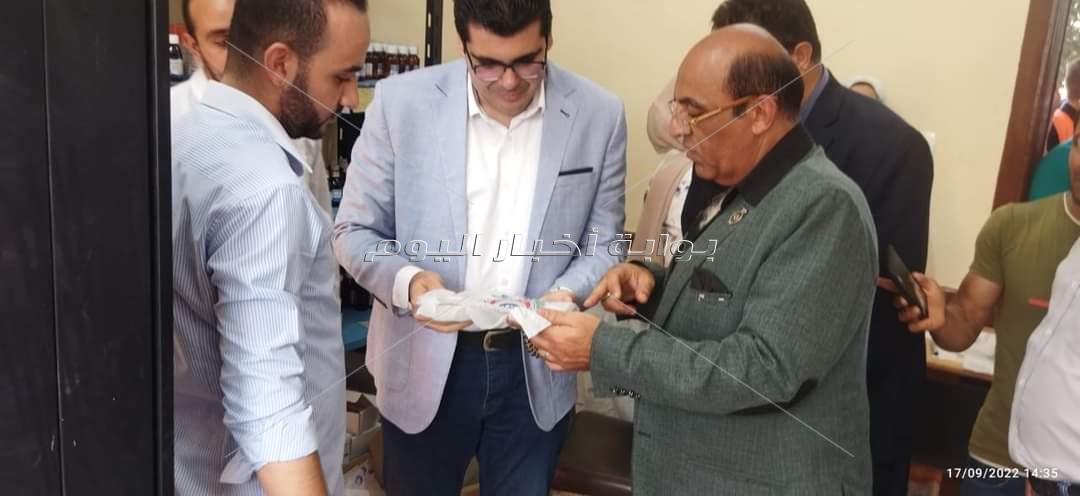 ضمن "حياة كريمة" .. وكيل وزارة الصحة بالشرقية يتفقد القافلة الطبية أنت الحياة بشهداء بحر البقر 2