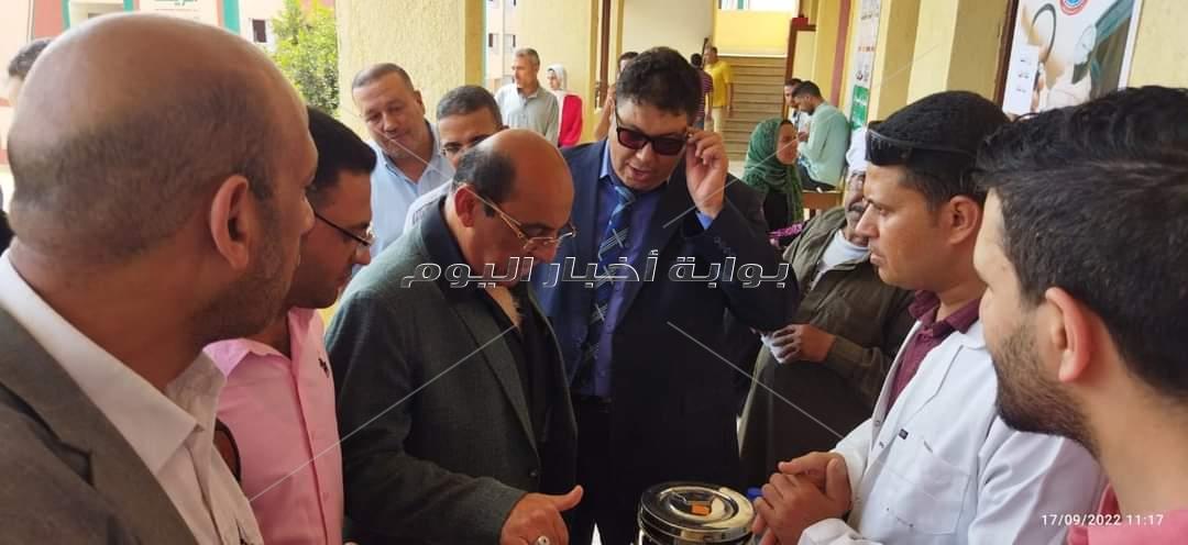 ضمن "حياة كريمة" .. وكيل وزارة الصحة بالشرقية يتفقد القافلة الطبية أنت الحياة بشهداء بحر البقر 2