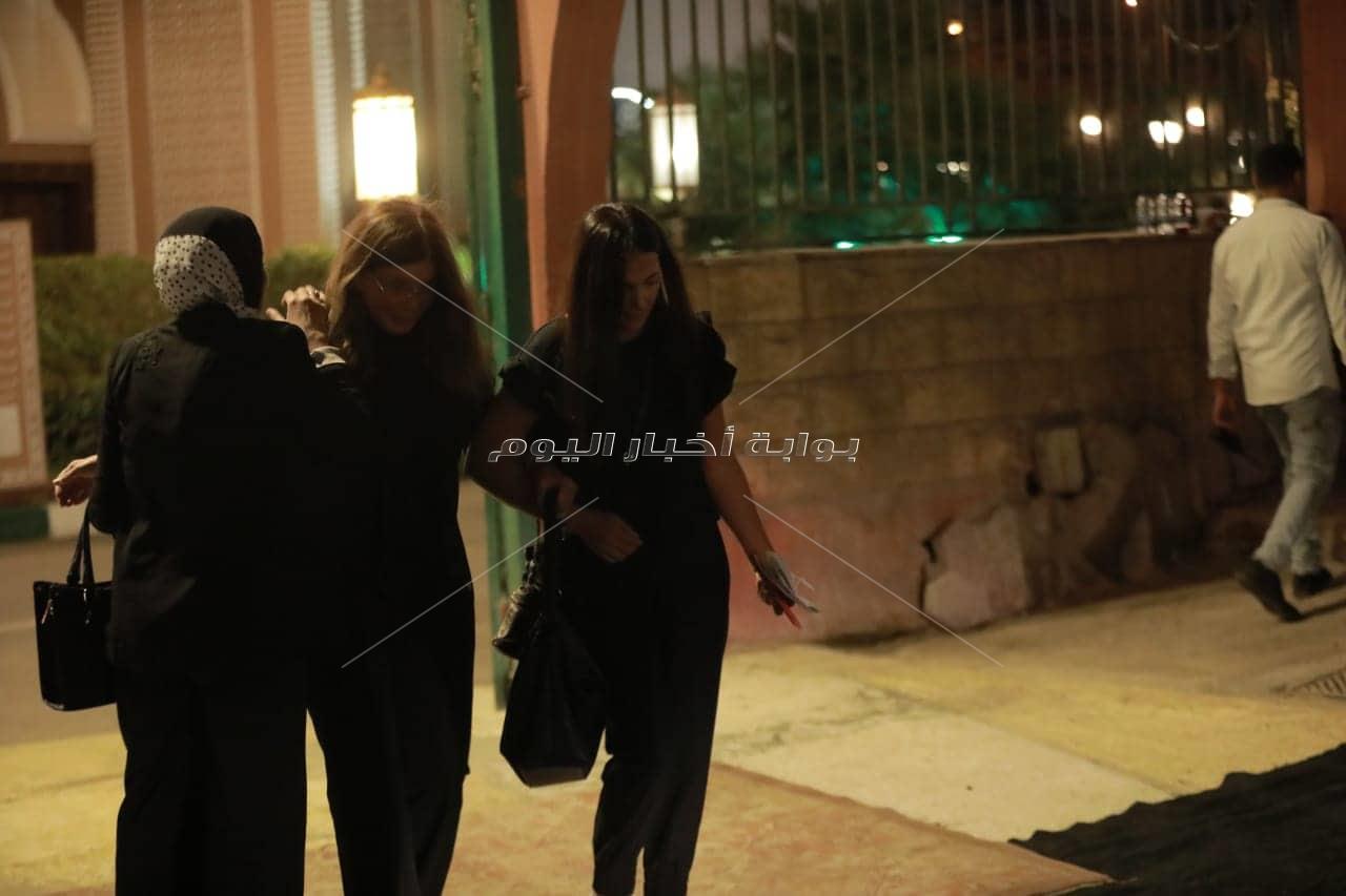 نجوم الفن والإعلام يواسون خالد زكي في وفاة زوجته بمسجد الشرطة 