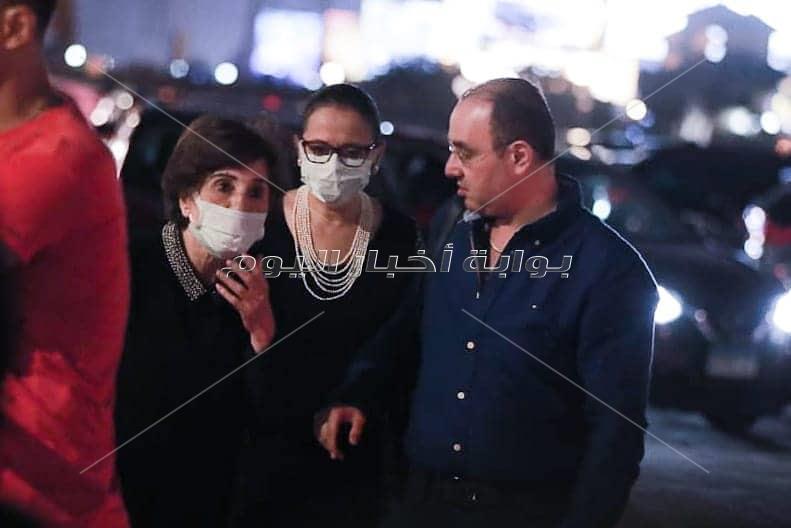 نجوم الفن والإعلام يواسون خالد زكي في وفاة زوجته بمسجد الشرطة 