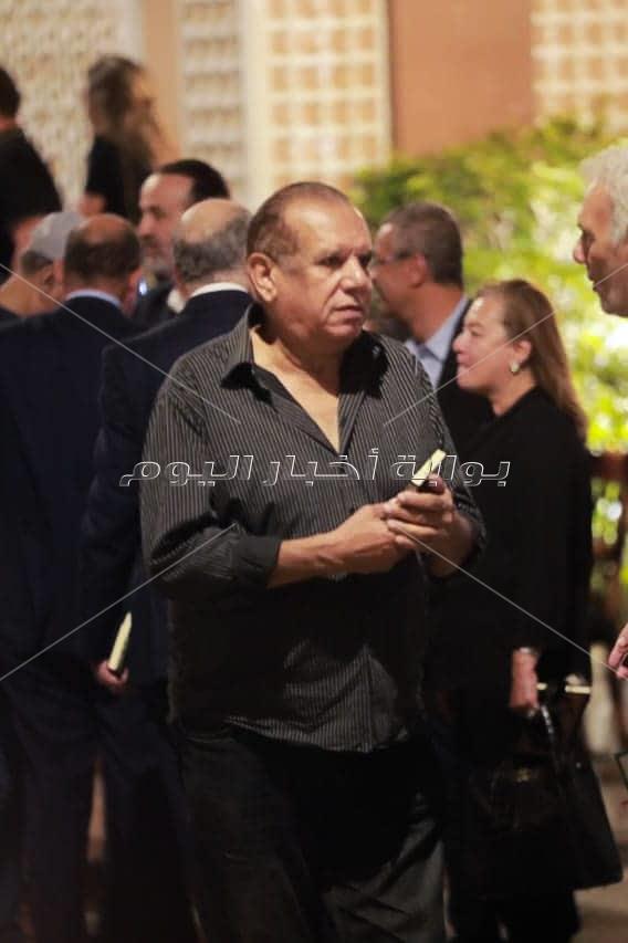 نجوم الفن والإعلام يواسون خالد زكي في وفاة زوجته بمسجد الشرطة 