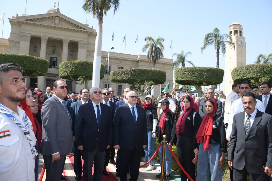 عاشور والخشت يشهدان تحية العلم 
