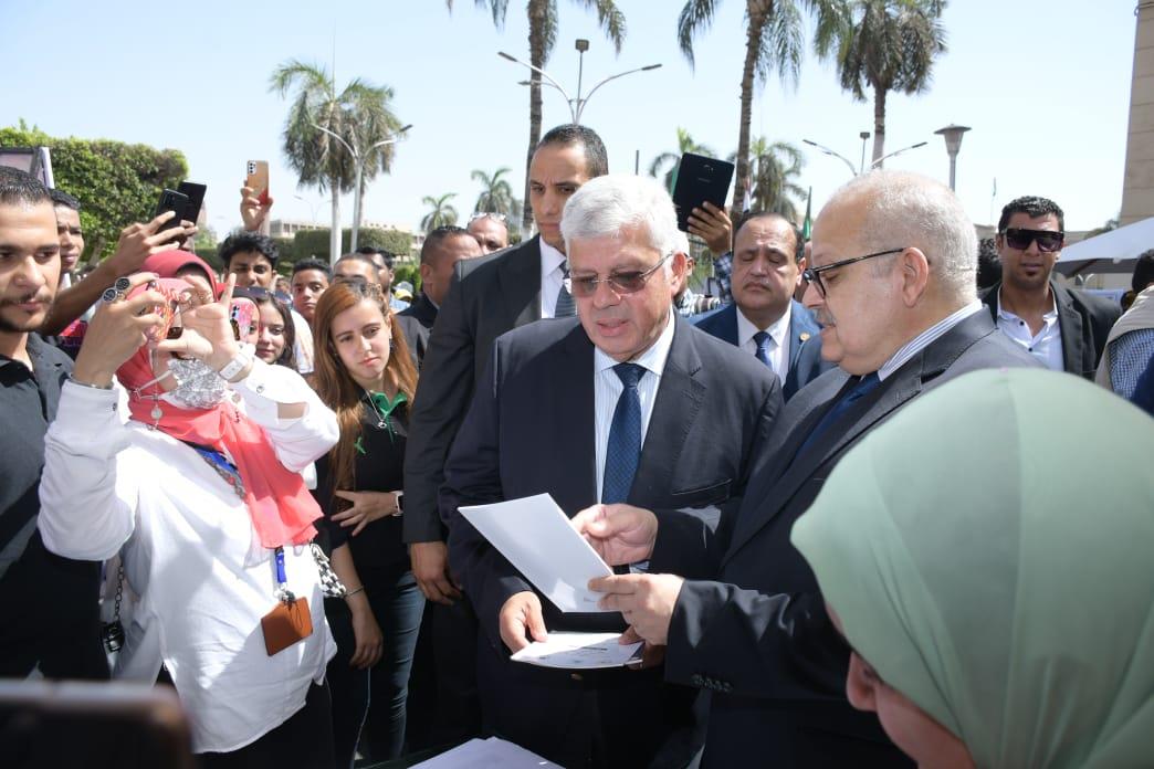 عاشور والخشت يشهدان تحية العلم 