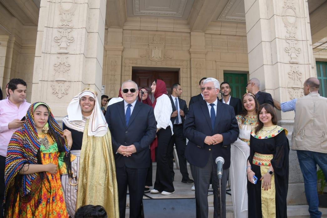 عاشور والخشت يشهدان تحية العلم 