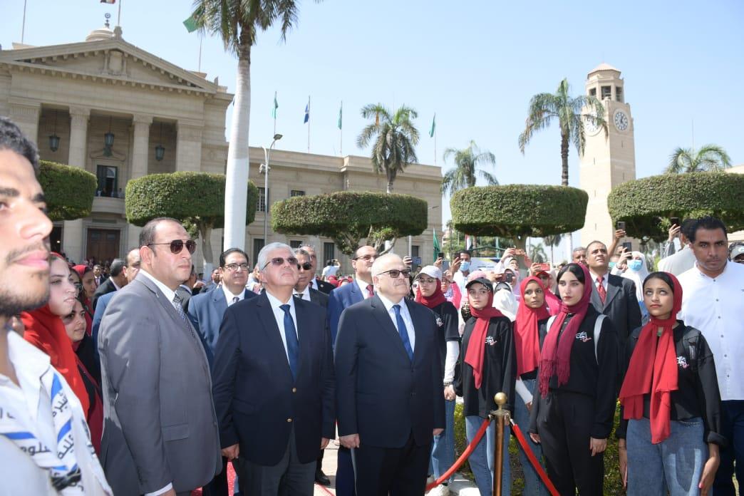 عاشور والخشت يشهدان تحية العلم 