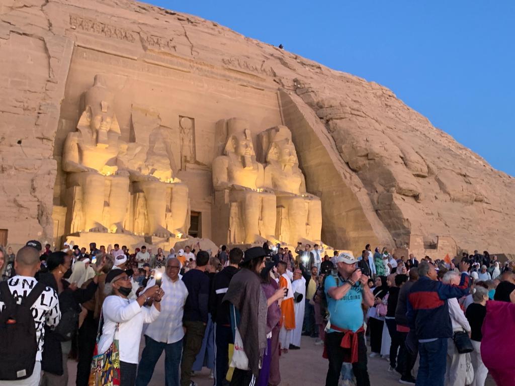بدء تشغيل عدد من السيارات الكهربائية بأبو سمبل