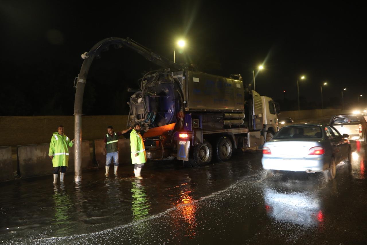 محافظ الجيزة يتفقد مجهودات شفط مياه الامطار بالطريق الدائري
