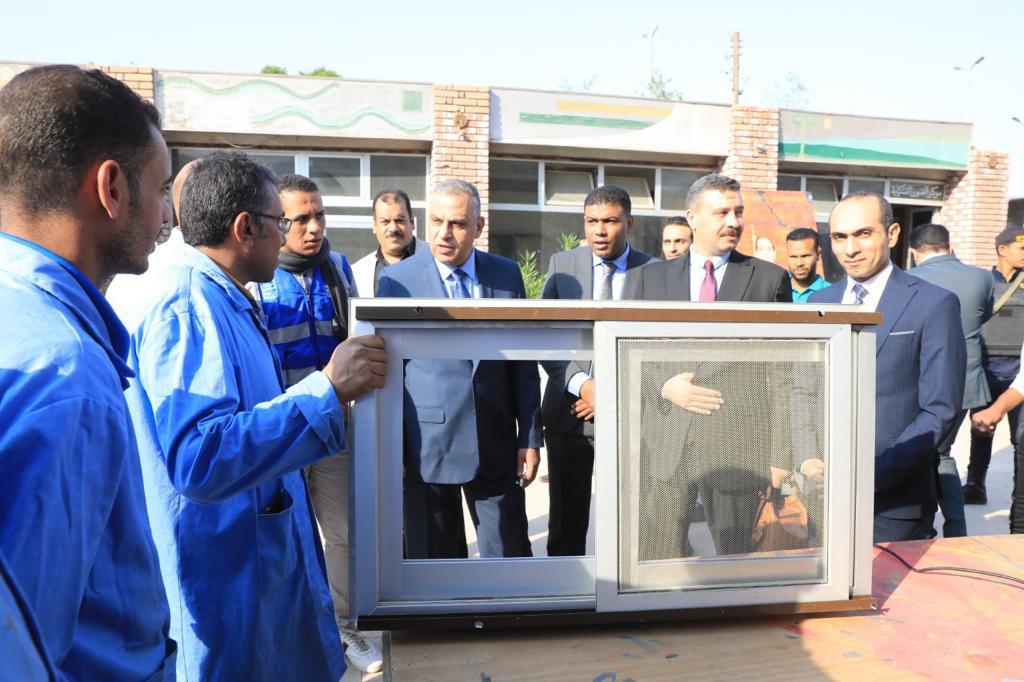 محافظ سوهاج يتفقد  فعاليات المبادرة الوطنية