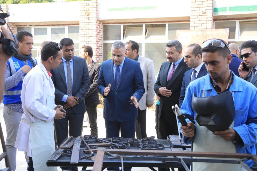 محافظ سوهاج يتفقد  فعاليات المبادرة الوطنية