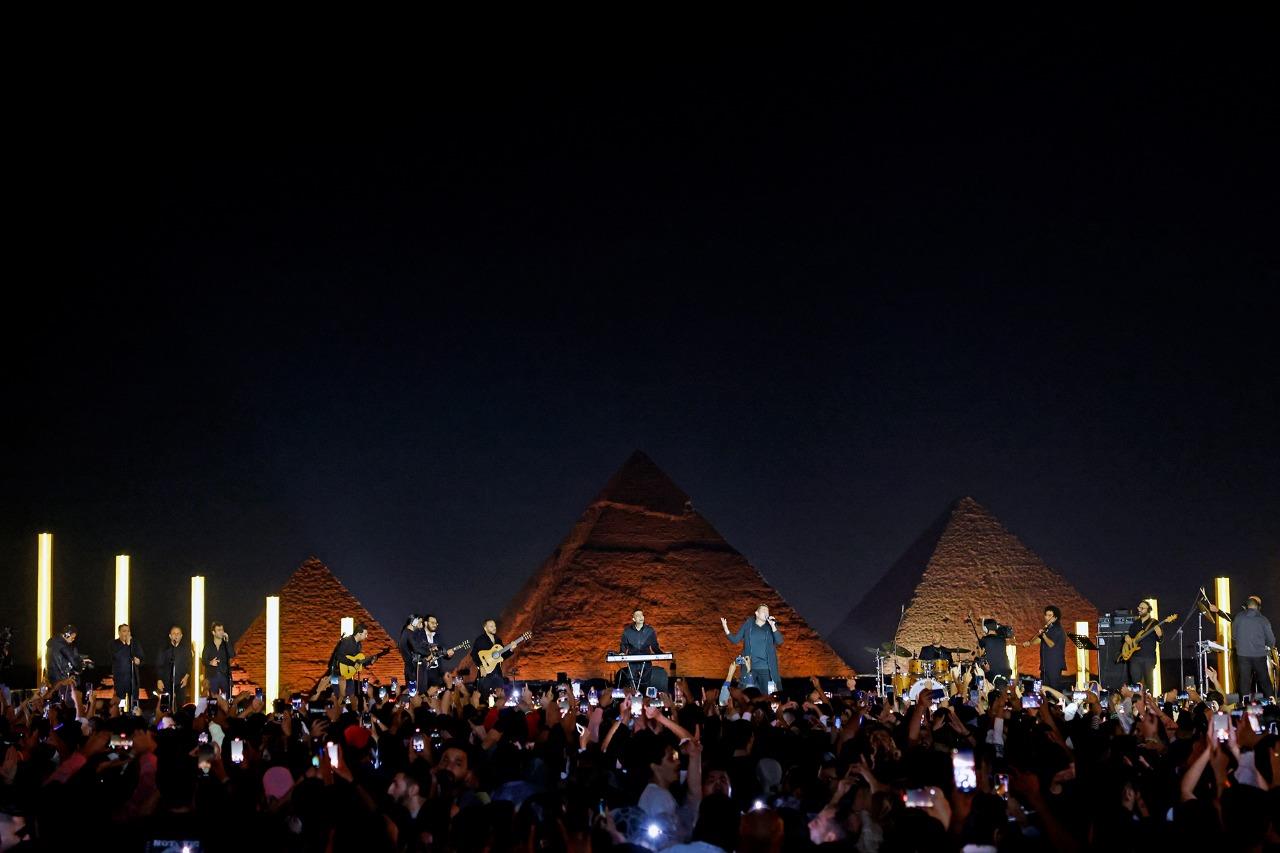 عمرو دياب يتألق أمام الأهرامات في احتفالية 50 عاما على العلاقات المصرية الإماراتية