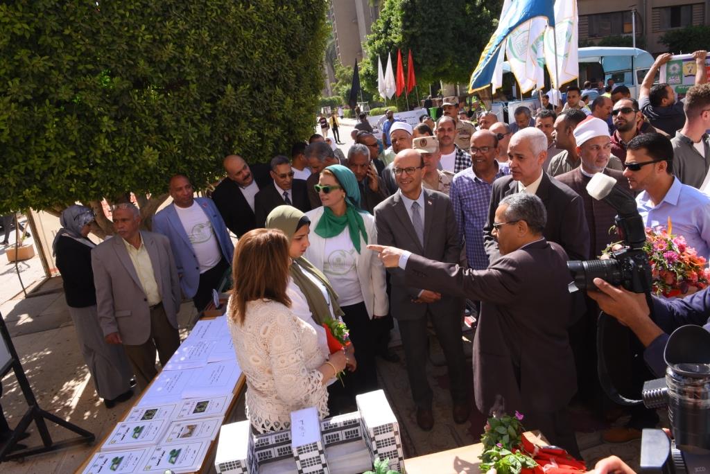 المنشاوى فى زيارة موسعة لكليات الجامعة لتفقد أنشطتهم البيئية 