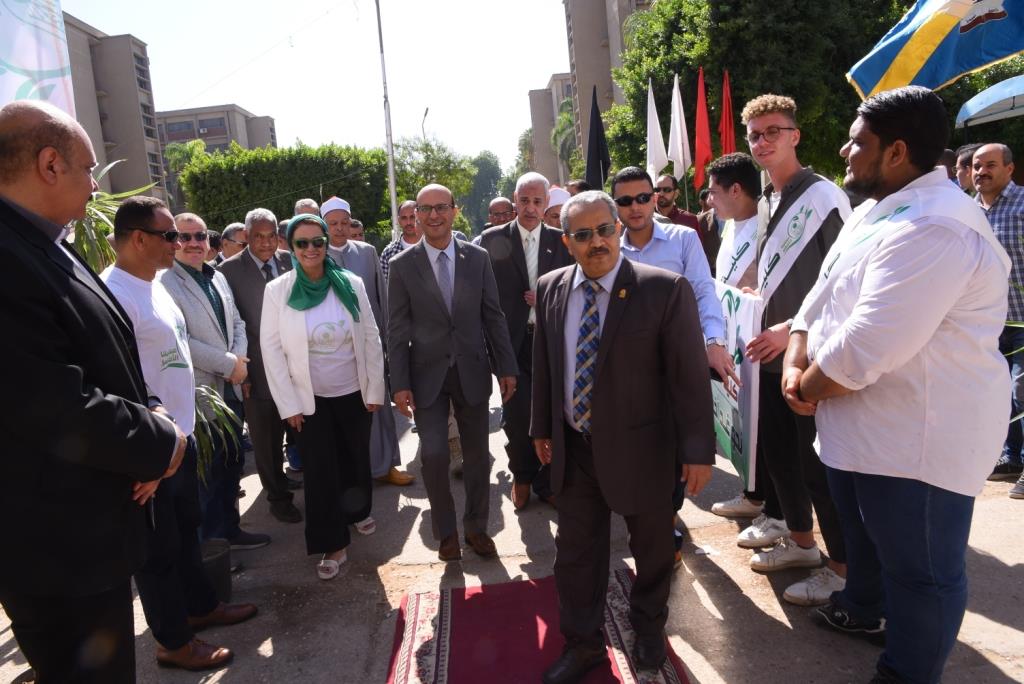 المنشاوى فى زيارة موسعة لكليات الجامعة لتفقد أنشطتهم البيئية 