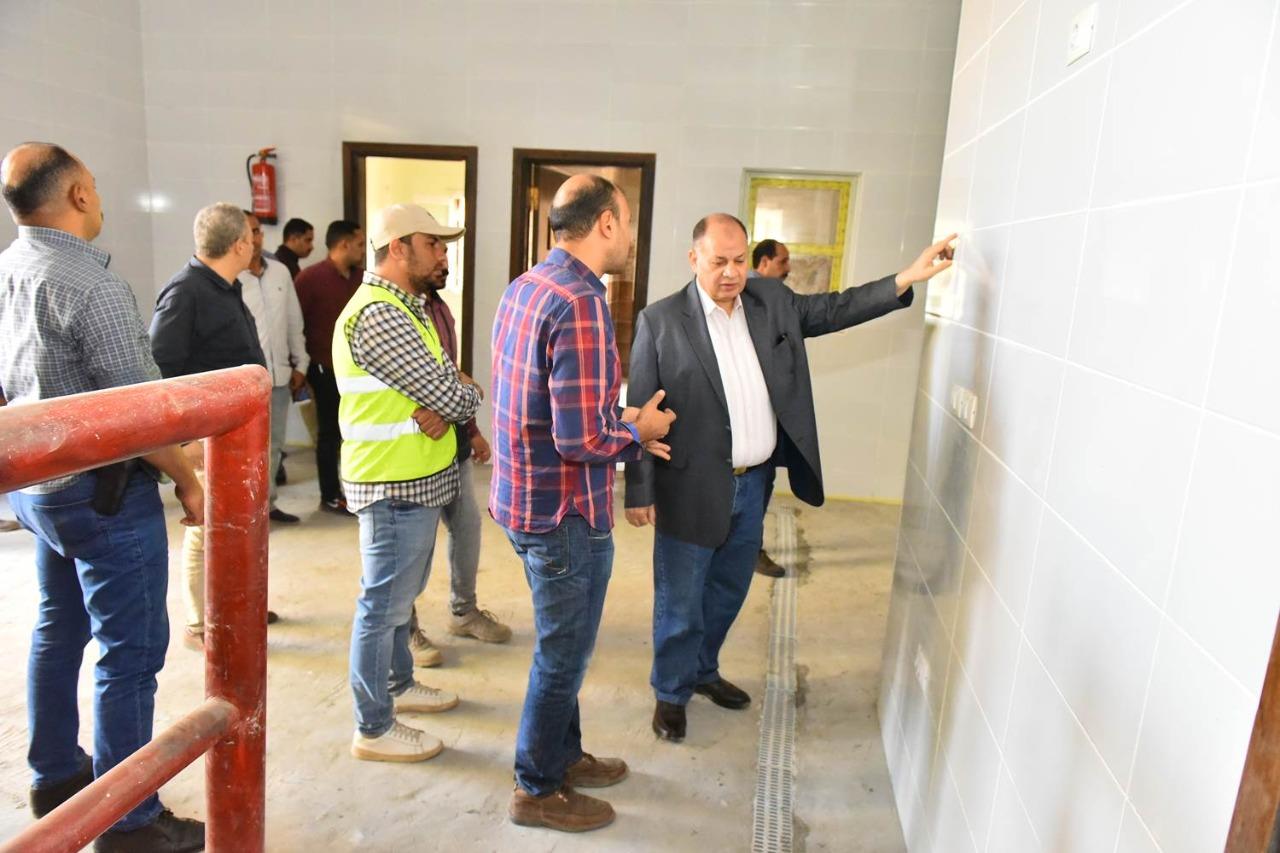 محافظ أسيوط يتفقد إنشاء مشروعات مجمع الخدمات الزراعية 