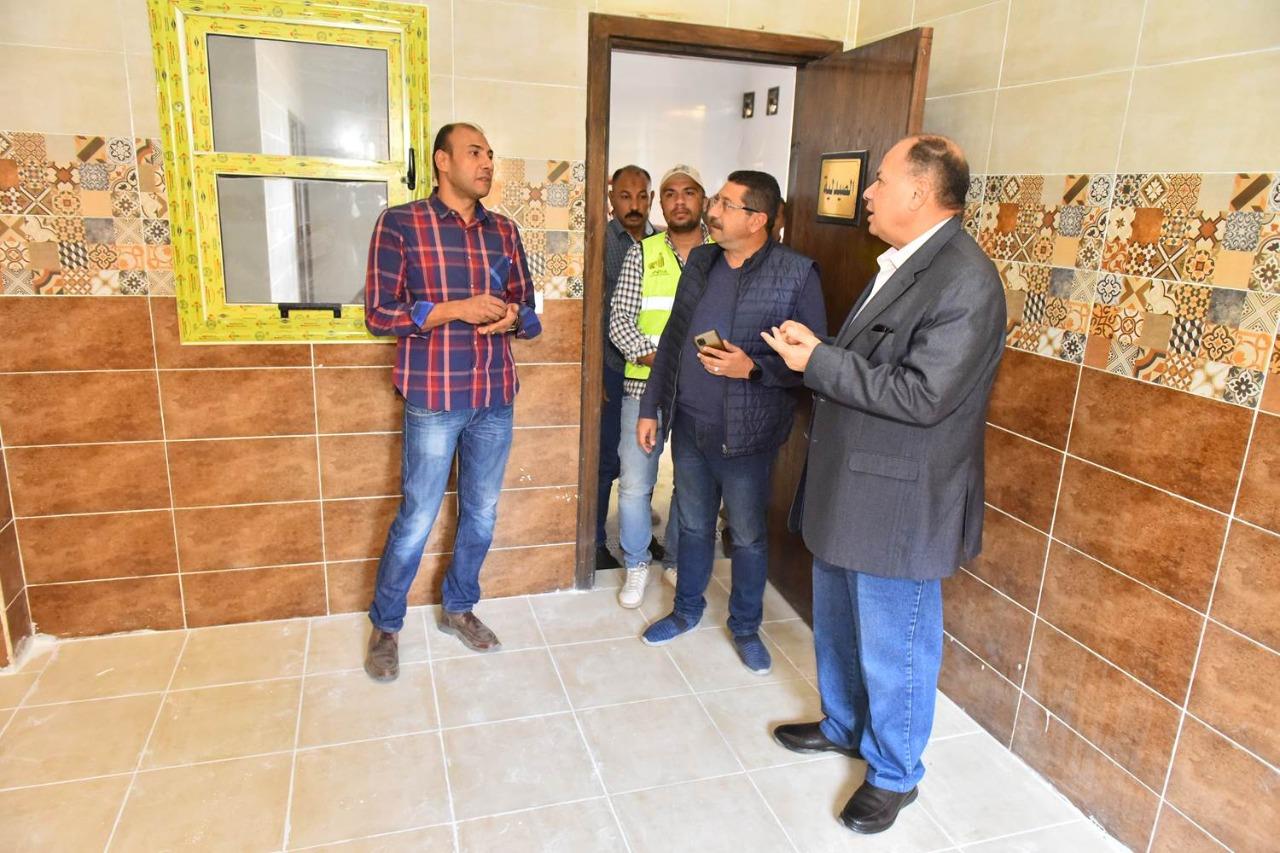 محافظ أسيوط يتفقد إنشاء مشروعات مجمع الخدمات الزراعية 