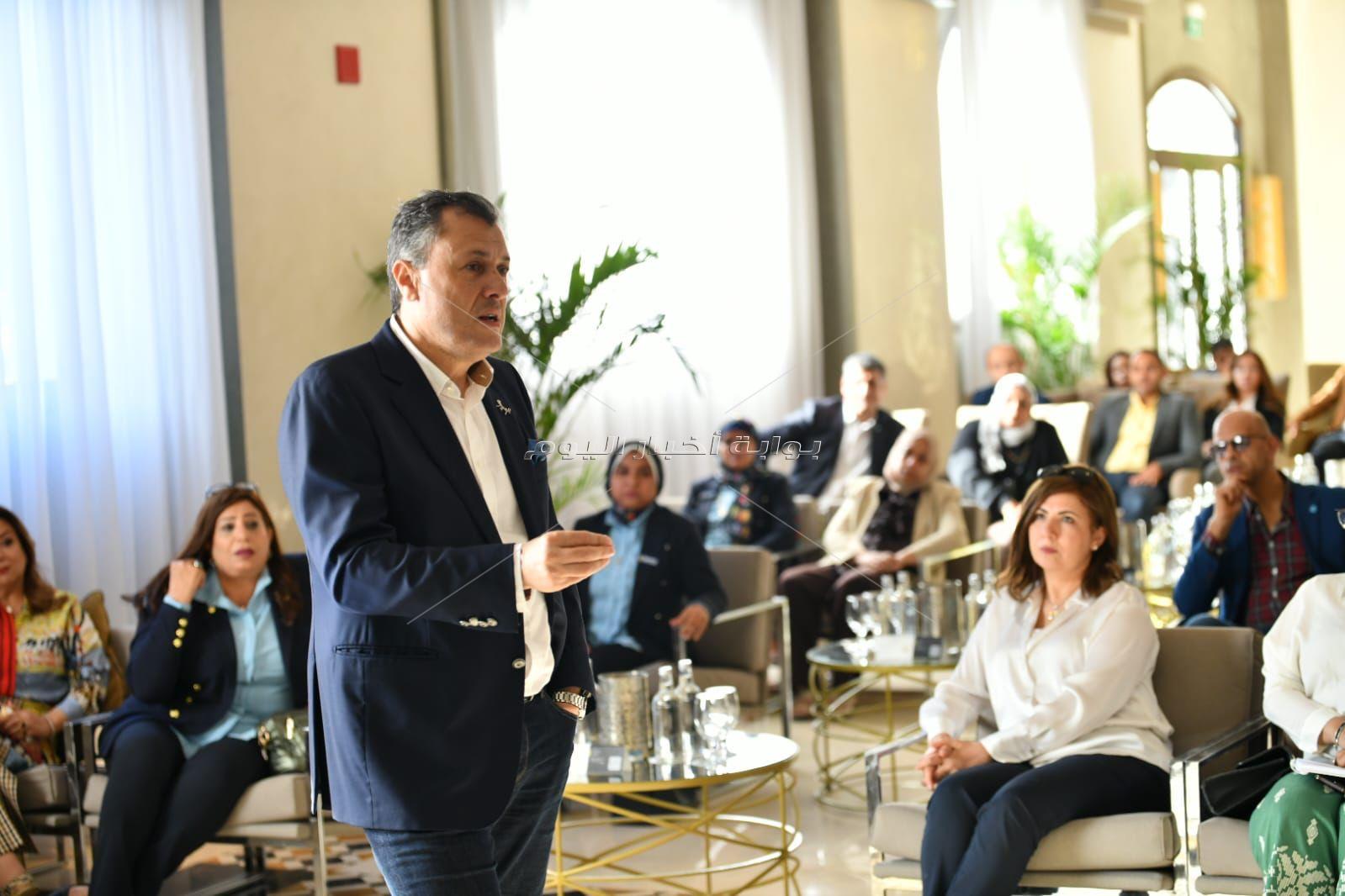 وزير السياحة والآثار يحرص على لقاء أعضاء فريق عمل الوزارة المُشارك 