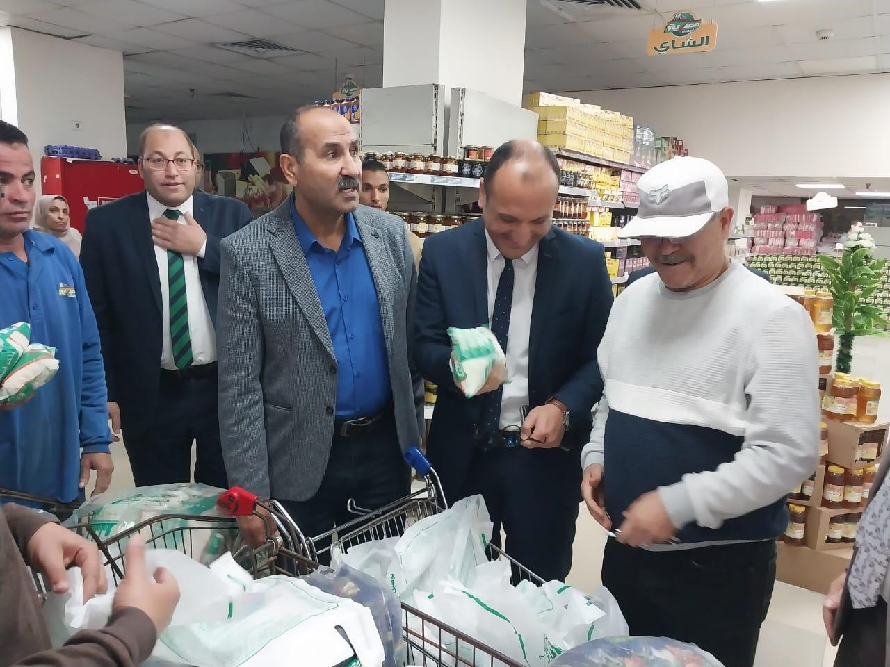 غلق وتشميع 3 معامل تحاليل طبية لإدارتها بدون ترخيص في بني سويف