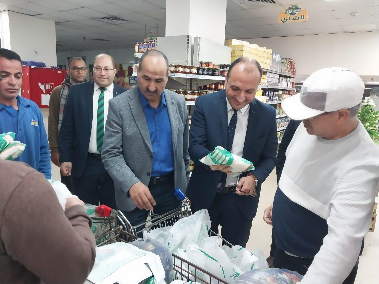 غلق وتشميع 3 معامل تحاليل طبية لإدارتها بدون ترخيص في بني سويف