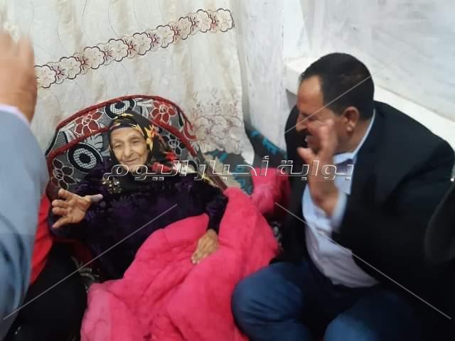 راعى الأغنام ضرب أمه العجوز. فقرر محافظ الشرقية توفير حياه كريمه لها ورعايتها