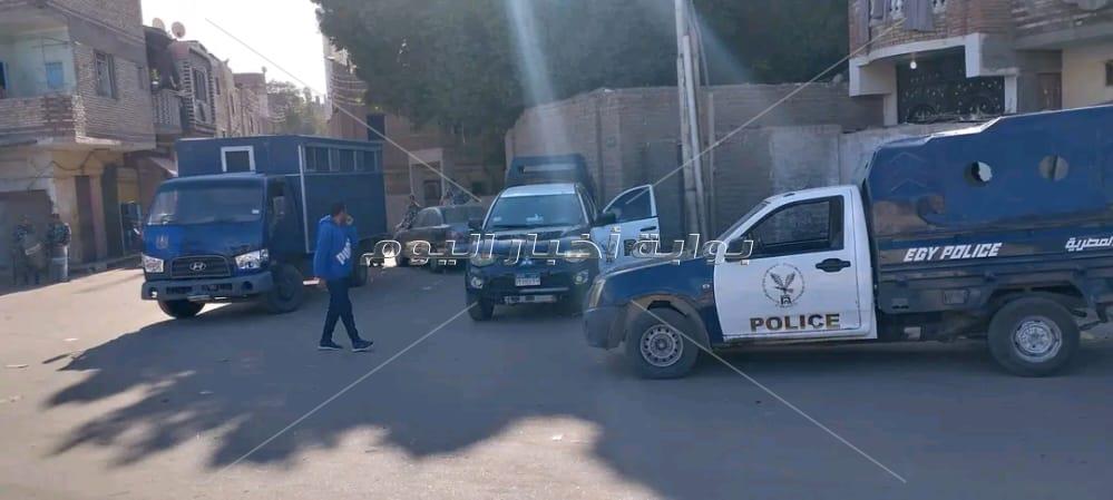  المتهمة بقتل الطفلة "ريتاج" تمثل جريمتها وسط حراسة أمنية مشددة بنجع حمادي